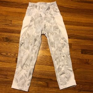 Lululemon White/Gray/Blu Cropped Legging in Size 2